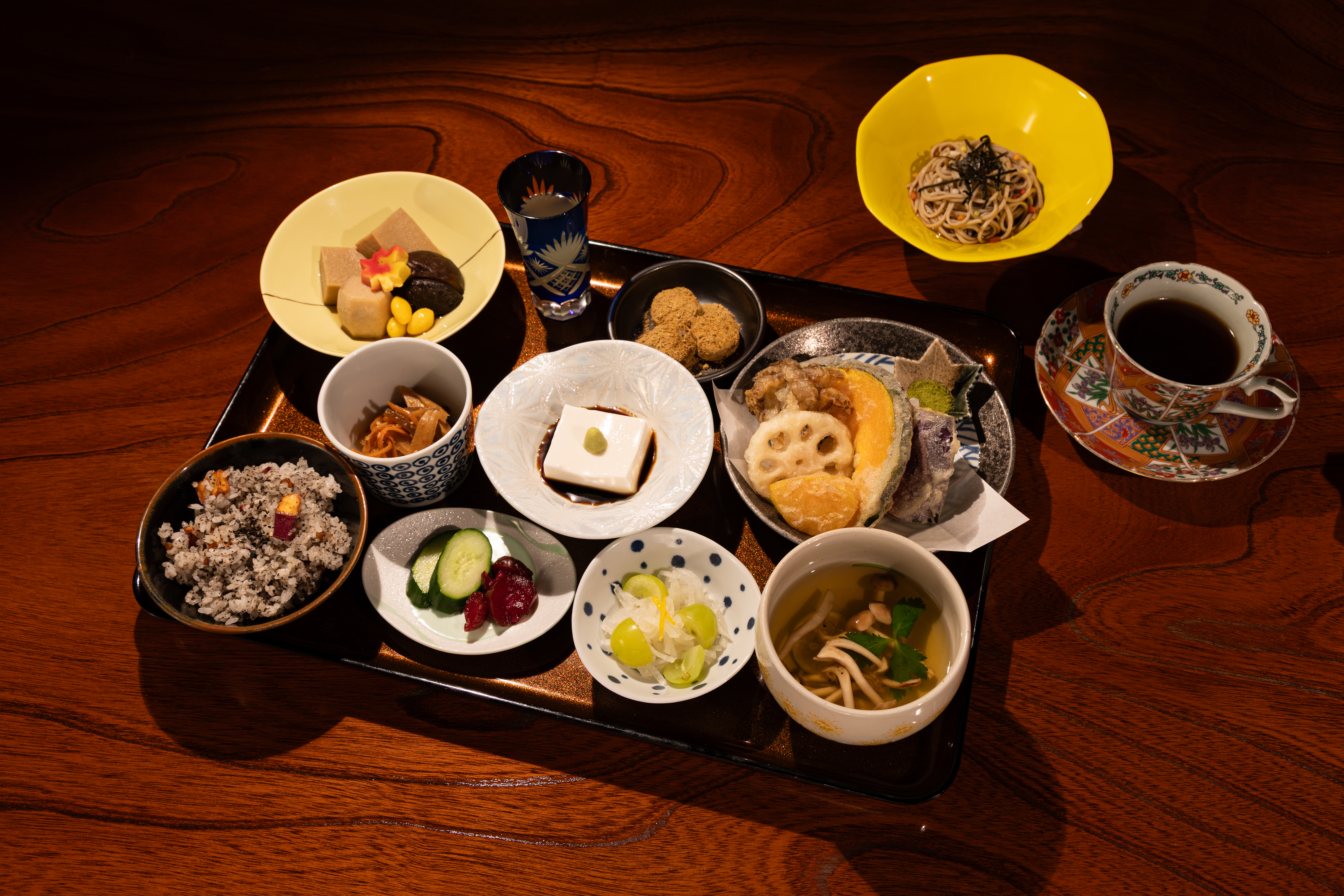 紅葉の美しさと共に味わう、精進料理とスイーツの贅沢体験。