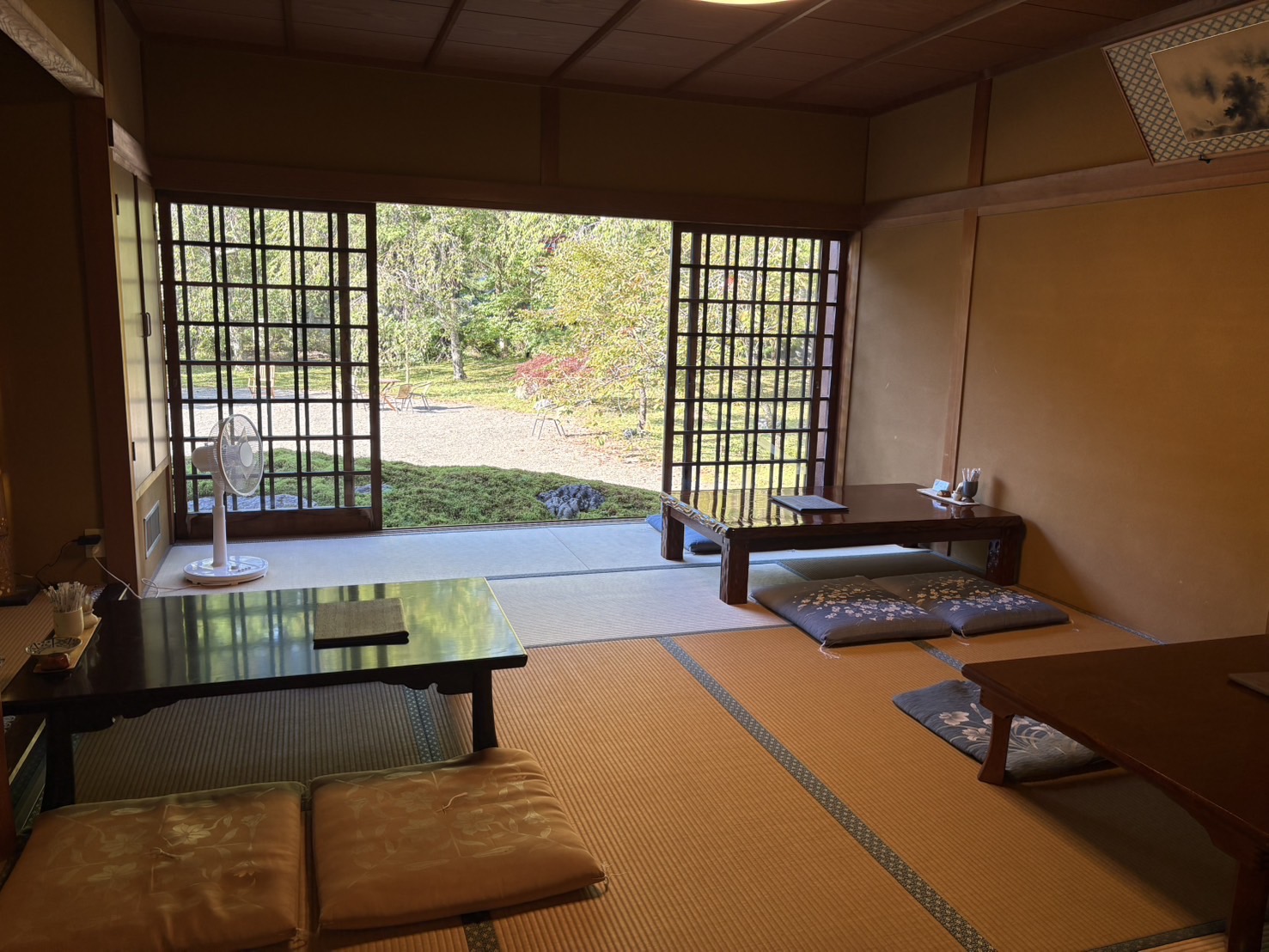 観光スポット巡りの合間に、庭園を眺めるひと休み