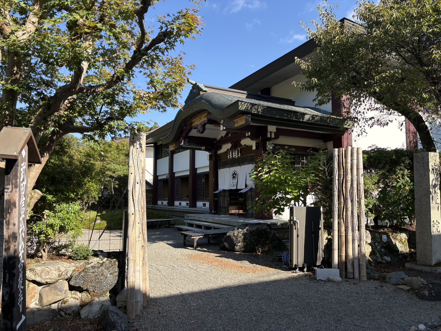 高野山の静けさに、甘いひと休みを。庭園を眺める寺カフェで、心ほどける和のスイーツ体験を。